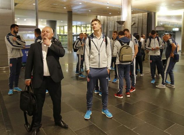 Kdy už kufry přijedou...? Zleva v popředí vedoucí týmu Jaroslav Dudl a útočník Milan Škoda.