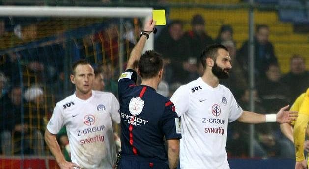 Tomáš Košút ze Slovácka inkasuje žlutou kartu v utkání se Zlínem. Zády sudí Radek Příhoda.