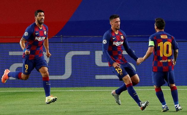 Barcelonský Clement Lenglet (15) se raduje z gólu proti Neapoli s Lionelem Messim (10) a Luisem Suárezem (9).