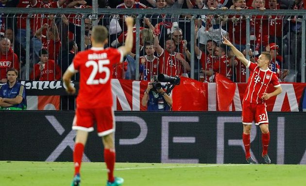 Fotbalista Bayernu Joshua Kimmich slaví gól, který vstřelil Realu Madrid v semifinále Ligy mistrů.