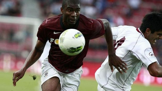Útočník Sparty Léonard Kweuke (vlevo) přechází přes Ajdina Maksumiče z FK Sarajevo.