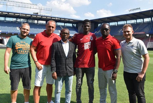 Zuberu Sharani (třetí zprava) se zástupci vedení FC Dreams a svými agenty, dynastií Zíků.