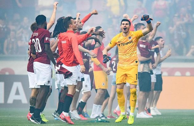 Brankář Sparty Praha Florin Nita během děkovačky s fanoušky po utkání ve skupině o titul s FK Jablonec.
