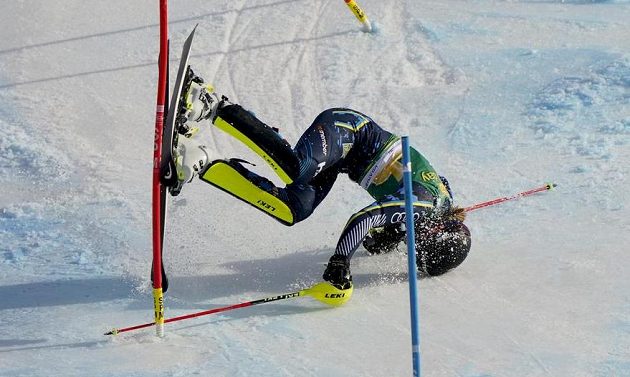 Švédská lyžařka Anna Swenn Larssonová a její neslavný konec druhého kola slalomu.