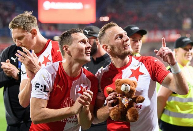 Fotbalisté Slavie Praha Jan Bořil a Vladimír Coufal během děkovačky s fanoušky po výhře na Spartě.