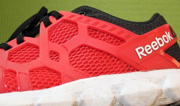 Reebok Hexaffect Run 4.0: Zpevnění nártu poskytuje středně tuhá šestihranná "síť".