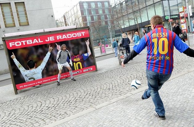 Pozor, Messi pálí!