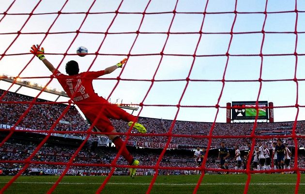 German Lux, brankář River Plate, dostává gól od Edwina Cardony z Boca Juniors.
