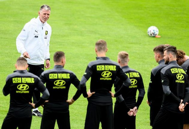 Trenér Jaroslav Šilhavý mluví k hráčům během tréninku fotbalové reprezentace před utkáním čtvrtfinále EURO 2020 s Dánskem v Praze.