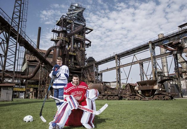 Hokejisté Petr Mrázek a Ondřej Palát v Dolních Vítkovicích.