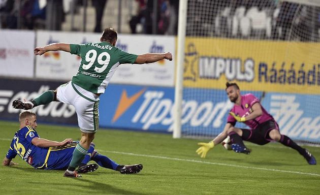 Tak se rodil hattrick... Zleva Lukáš Kryštůfek z Jihlavy a Jevgenij Kabajev z Bohemians, který dává gól brankáři Janu Hanušovi.