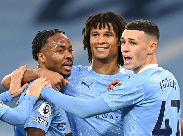 Raheem Sterling (první zleva) z Manchesteru City slaví gól spolu s Philem Fodenem a Nathanem Akem.