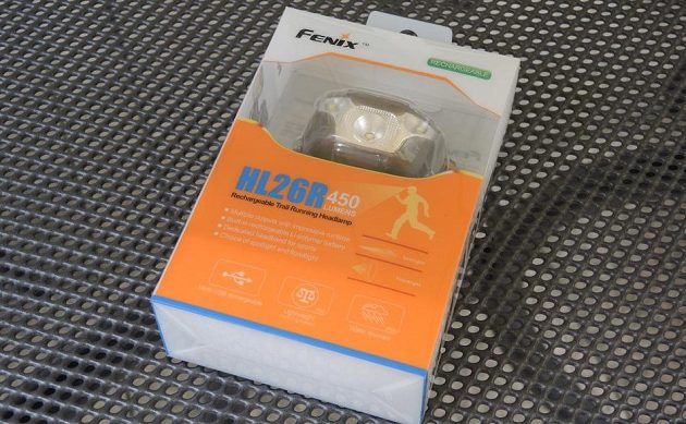 Čelovka Fenix HL26R: Speciálně pro trail. Součástí balení je také nabíjecí kablík.