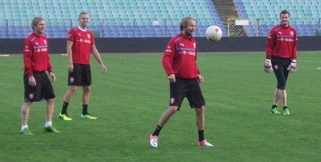 Zleva Tomáš Hübschman, Michal Kadlec, Jaroslav Plašil a Jan Laštůvka během tréninku v Sofii.