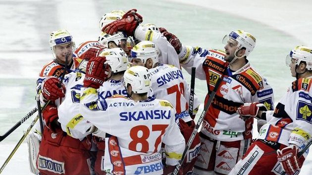 Vítězná radost hokejistů Slavie ve třetím utkání čtvrtfinále play-off se Zlínem.