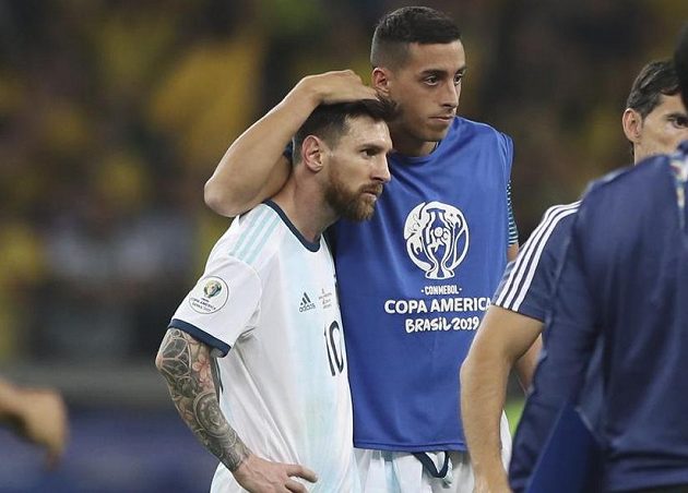Zklamaného argentinského fotbalového reprezentanta Lionela Messiho utěšuje po porážce od Brazílie jeden ze spoluhráčů.