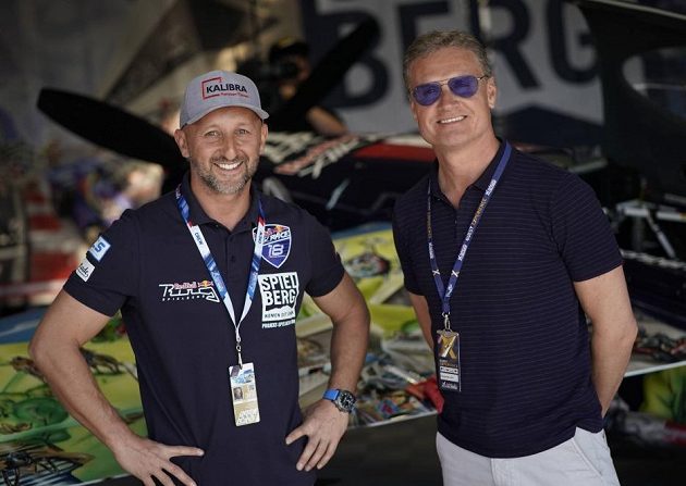Slavný pilot formule 1 David Coulthard (vpravo) na návštěvě v hangáru u Petra Kopfsteina.
