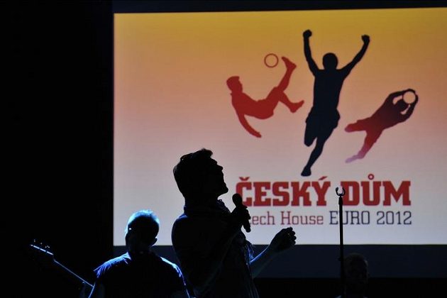 Hudební skupina Nightwork při otevření Českého domu ve Vratislavi