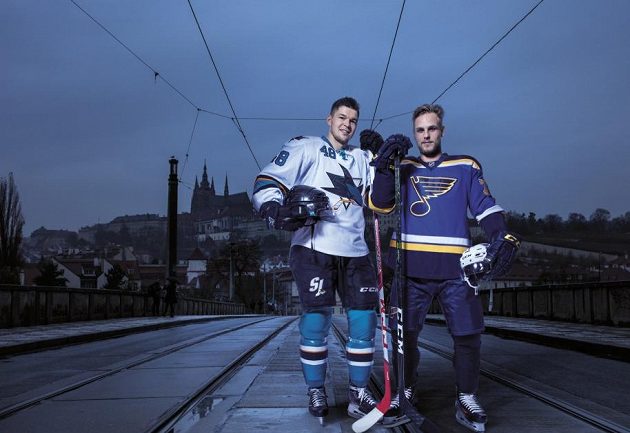 Na snímku Tomáš Hertl a Vladimír Sobotka pózují v Praze.