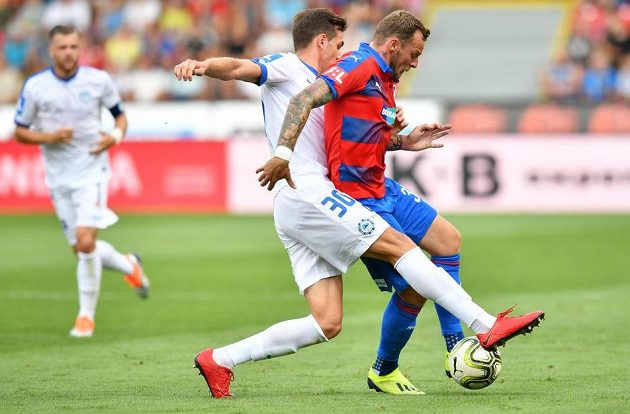 Liberecký stoper Kačaraba se snaží zastavit unikajícího plzeňského útočníka Jakuba Řezníčka v utkání 2. kola nejvyšší soutěže.