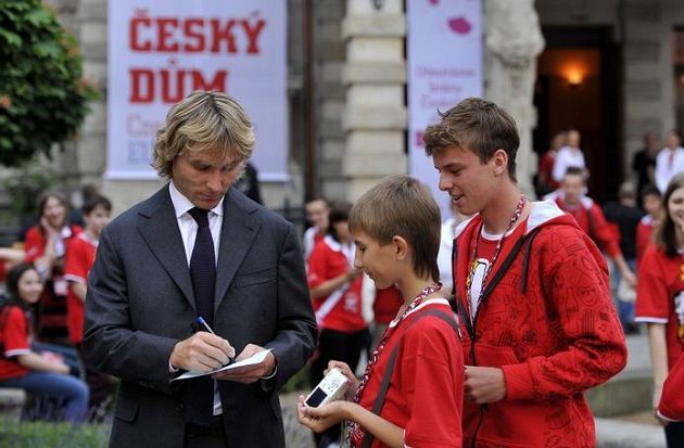 Pavel Nedvěd s fanoušky během otevření Českého domu ve Vratislavi