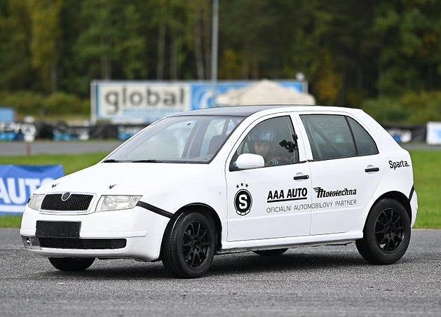 Vůz pro sparťanské piloty v akci.