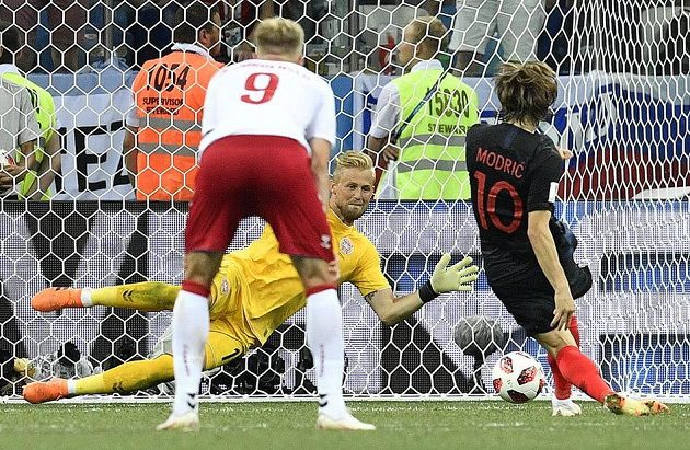 Penalta, která poslala bitvu do penaltového rozstřelu... Kasper Schmeichel chytá střelu Luky Modriče.