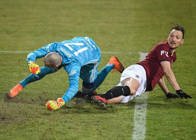 Libor Kozák ze Sparty Praha vstřelil po chybě brankáře Zlína Stanislava Dostála třetí gól.