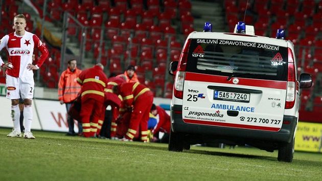 Pro zraněného útočníka Slavie Riste Naumova musela na hrací plochu přijet sanitka.