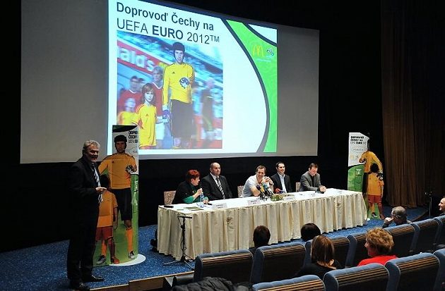 Petr Čech a spol. se těší na svůj doprovod na šampionát.