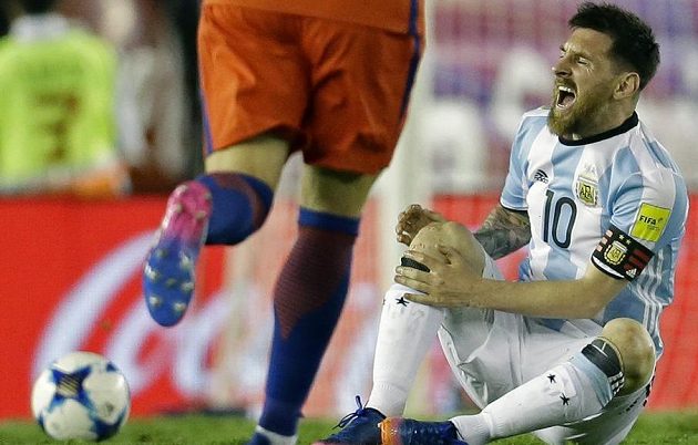 Argentinec Lionel Messi byl několikrát terčem nevybíravých zákroků ze strany Chilanů v utkání kvalifikace o postup na MS 2018. Messi pak sudím vyčinil, že měli soupeře víc trestat.