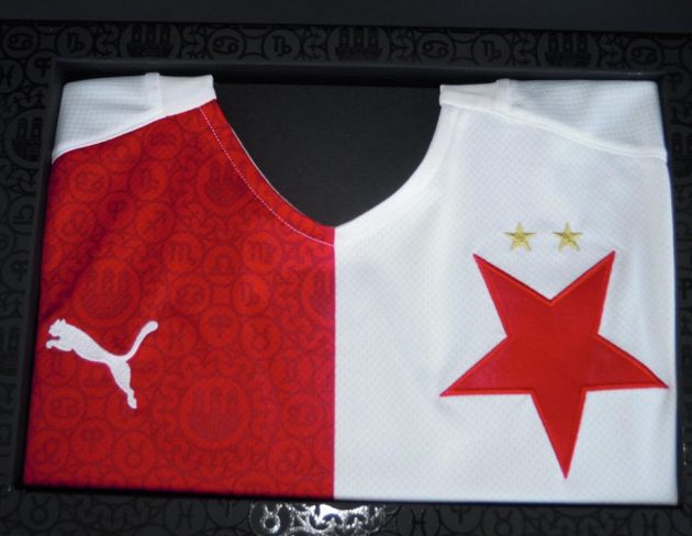 Na nové dresy Slavie se dostala druhá hvězdička za dvacet mistrovských titulů a v podtisku orloj jako výraz souznění s Prahou.