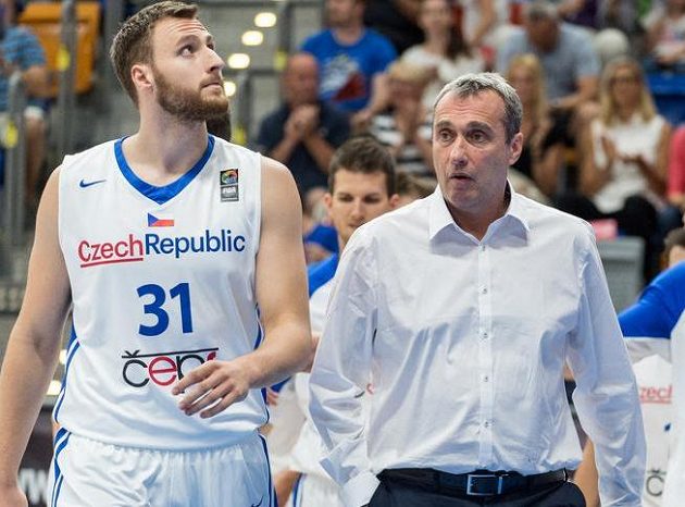 Trenér basketbalové reprezentace Ronen Ginzburg (uprostřed), Martin Kříž (vlevo) a Jiří Welsch.