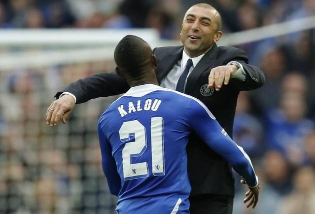Pojď na mou hruď, tréňo... Roberto Di Matteo a Salomon Kalou oslavují výhru ve finále.
