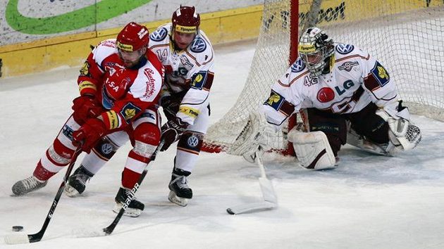 Obránce Sparty Patrik Husák eliminuje snahu českobudějovického útočníka Davida Kuchejdy.