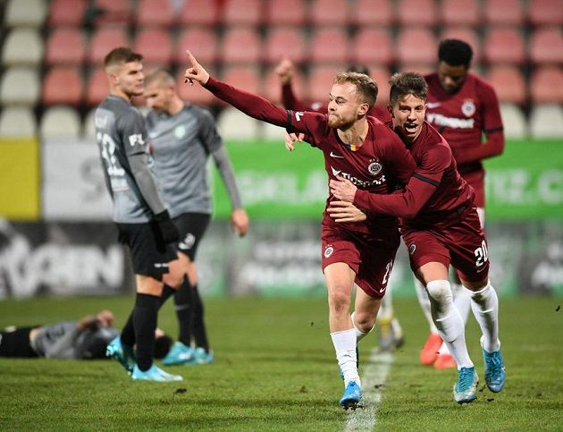 Fotbalista Sparty Martin Hašek slavé gól na hřišti Příbrami, oslavuje s ním spoluhráč Hložek.
