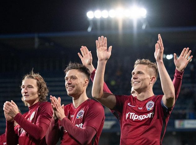 Fotbalisté Sparty Praha (zleva) Matěj Hanousek, Václav Kadlec a Bořek Dočkal děkují fanouškům po vítězství nad Plzní.