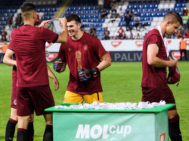 Tu máš něco na krk...! Dávid Hancko ze Sparty a brankář Florin Nita si sami udělují medaile během oslav vítězství po finále MOL Cupu v Liberci.