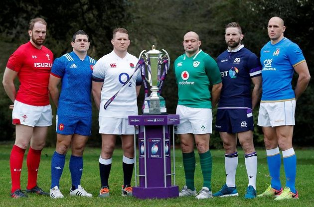 Šest týmů, jediná trofej pro vítěze Six Nations... Zleva kapitáni Walesu (Alun Wyn Jones), Francie (Guilhem Guirado), Anglie (Dylan Hartley), Irska (Rory Best), Skotska (John Barclay) a Itálie (Sergio Parisse).