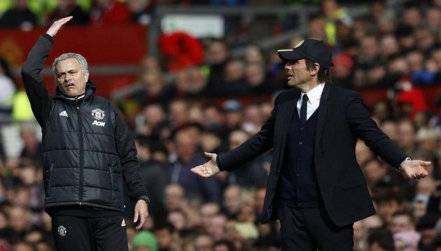 Emoce trenérů - zleva José Mourinho (Manchester United) a Antonio Conte (Chelsea).