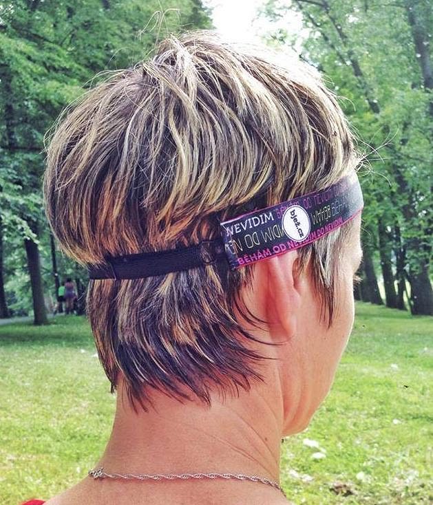 Zuzana Macurová a její testovací čelenka pro běhání.