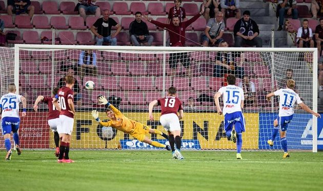 Nemanja Kuzmanovič z Baníku Ostrava proměňuje nařízenou penaltu, brankář Sparty Praha Milan Heča se natahuje marně.