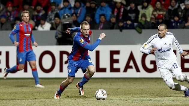 Plzeňský Daniel Kolář (uprostřed) bojuje o míč s Jermainem Jonesem ze Schalke 04.