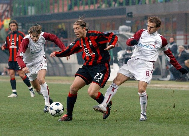 Pavel Pergl (vlevo) a Karel Poborský ze Sparty a Massimo Ambrosini z AC Milan během utkání Ligy mistrů v březnu 2004 na stadiónu San Siro.