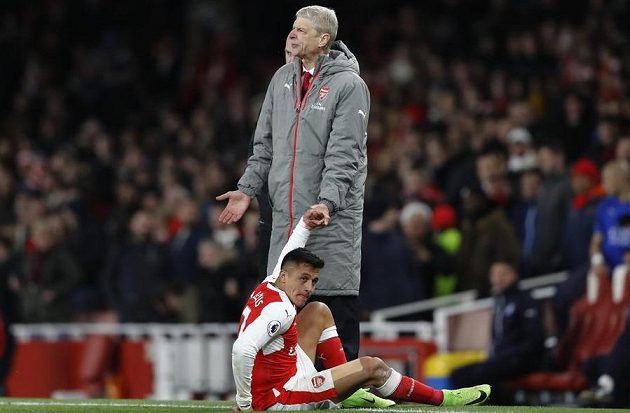 Trenér Arsenalu Arséne Wenger a jeho udivené gesto poté, co se k zemi skácel Alexis Sánchez po zásahu míčem v duelu s Leicesterem.