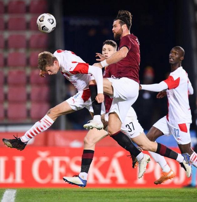 David Zima ze Slavie Praha a Ondřej Čelůstka ze Sparty Praha během prosincového derby.