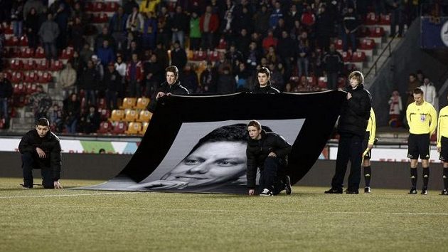 Všichni přítomní před zápasem Sparty se Slováckem uctili památku zesnulého Lukáše Přibyla.