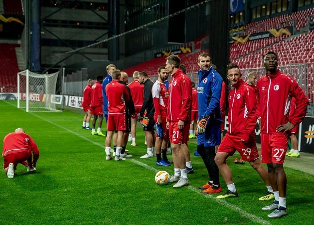 Fotbalisté Slavie před tréninkem v Kodani.