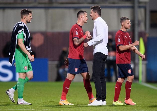 Český brankář Aleš Mandous, Roman Potočný, trenér David Holoubek a Radim Breite po utkání se Skotskem.