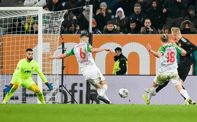 Český brankář Augsburgu Tomáš Koubek dělal co mohl, nakonec ale v bundesligové bitvě s Dortmundem inkasoval pětkrát.